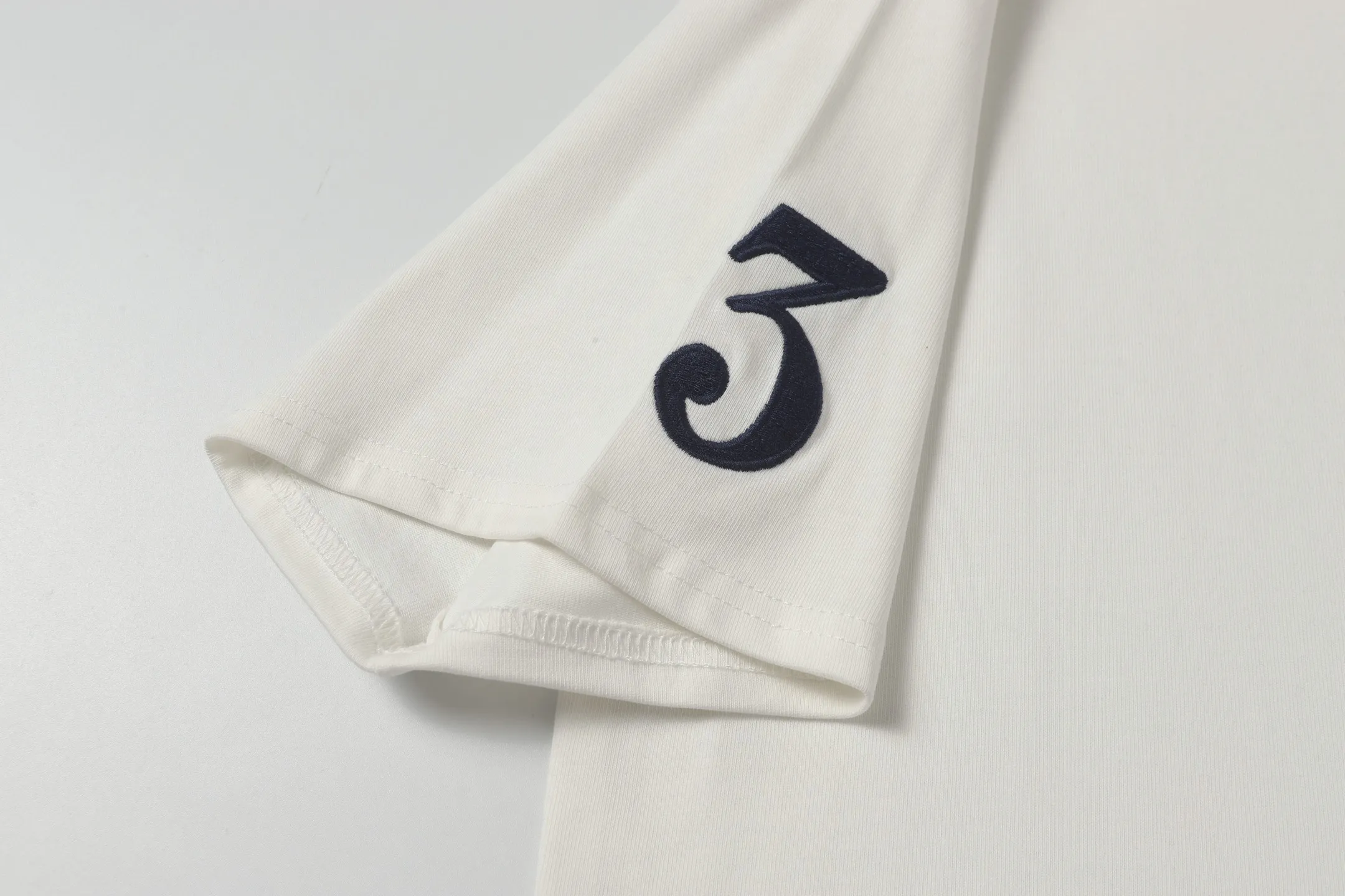 P130 Style number: 652 Brand reputation: Ralph Lauren is an internationally renowned high-end fashion brand, representing quality, style and status. Wearing its short sleeves can highlight consumers' taste and identity. Classic design: The brand has unique and enduring classic design elements, such as the polo logo, iconic color combinations, etc., which are both fashionable and recognizable. High-quality fabric: Made of double yarn 280g fabric, usually made of high-quality cotton fabric, which is soft, breathable, and sweat-absorbent, comfortable to wear, and suitable for various occasions and seasons. Exquisite craftsmanship: Pay attention to detail processing and production technology, neat stitching, and tailoring to ensure the durability and beauty of the clothing. Diversified styles: covering a variety of styles from casual to formal, simple to gorgeous, meeting the individual needs and wearing scenarios of different consumers. Strong matchability: Can be matched with a variety of bottoms, jackets and accessories to easily create a variety of different fashion looks. Inheritance and innovation: While maintaining the traditional charm of the brand, we constantly innovate designs and incorporate new fashion elements to keep our products attractive. Brand values: The American lifestyle and positive values ​​conveyed by Ralph Lauren are also recognized and yearned for by consumers. Color: Black White Gray Blue White Blue Red Pink Sky Blue Bean Green Burgundy Complete Sizes: S, M, L, XL,